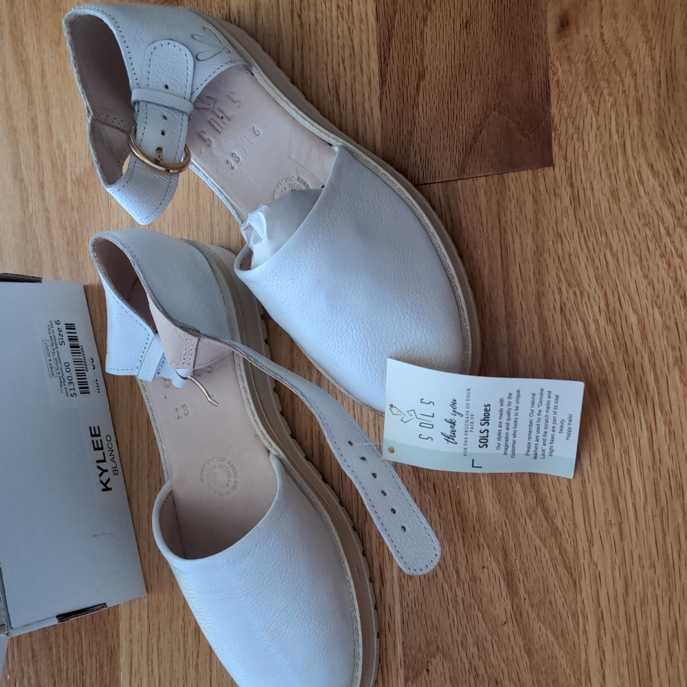 New in box Piper & Scoot Kylee Mary Jane platform leather sandal in salt size 6